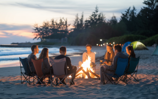 amis-feu-camp-plage-crepuscule