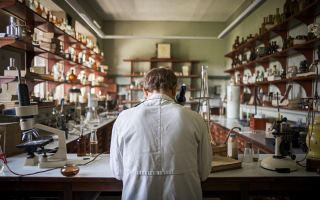 laboratoire-ancien-homme-microscope-etageres