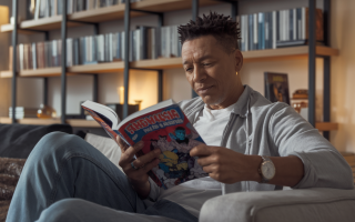 adulte-lecture-bande-dessinee-salon