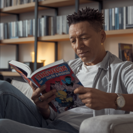 adulte-lecture-bande-dessinee-salon