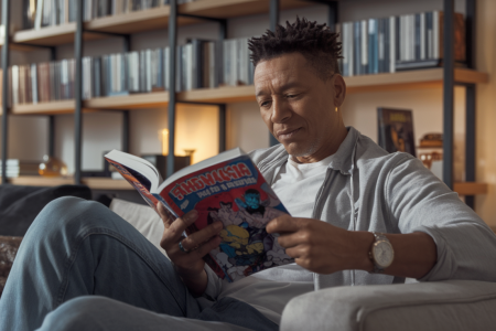 adulte-lecture-bande-dessinee-salon