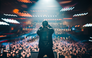 chanteur-scene-lumieres-concert-publie