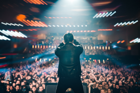 chanteur-scene-lumieres-concert-publie