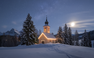 eglise-illuminée-sapins-neige-montagnes