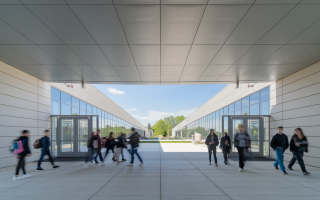 batiment-scolaire-moderne-eleves-arbres-ciel