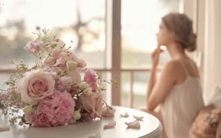 bouquet-fleurs-pastel-table-fenetre