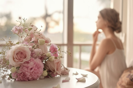 bouquet-fleurs-pastel-table-fenetre
