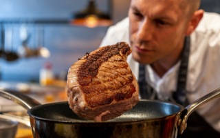 chef-cuisson-viande-croûte-caramelisee