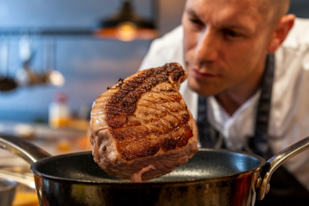chef-cuisson-viande-croûte-caramelisee