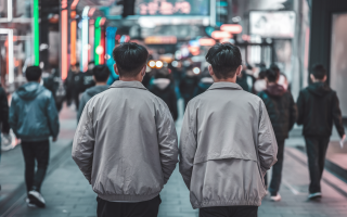 hommes-marche-rue-chinoise-neons