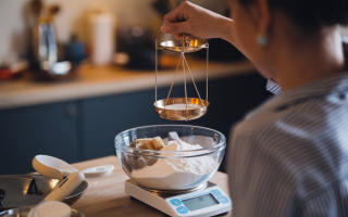 cuisine-moderne-personne-balance-bol