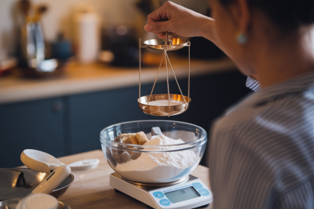 cuisine-moderne-personne-balance-bol