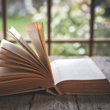 livre-ancien-table-bois-lumiere