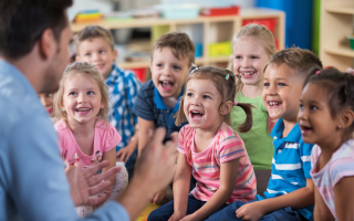 enfants-joyeux-salle-classe-colorée