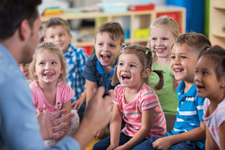 enfants-joyeux-salle-classe-colorée