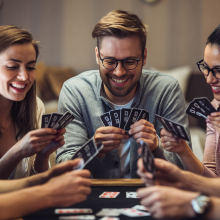amis-jeu-cartes-salle-chaleureuse